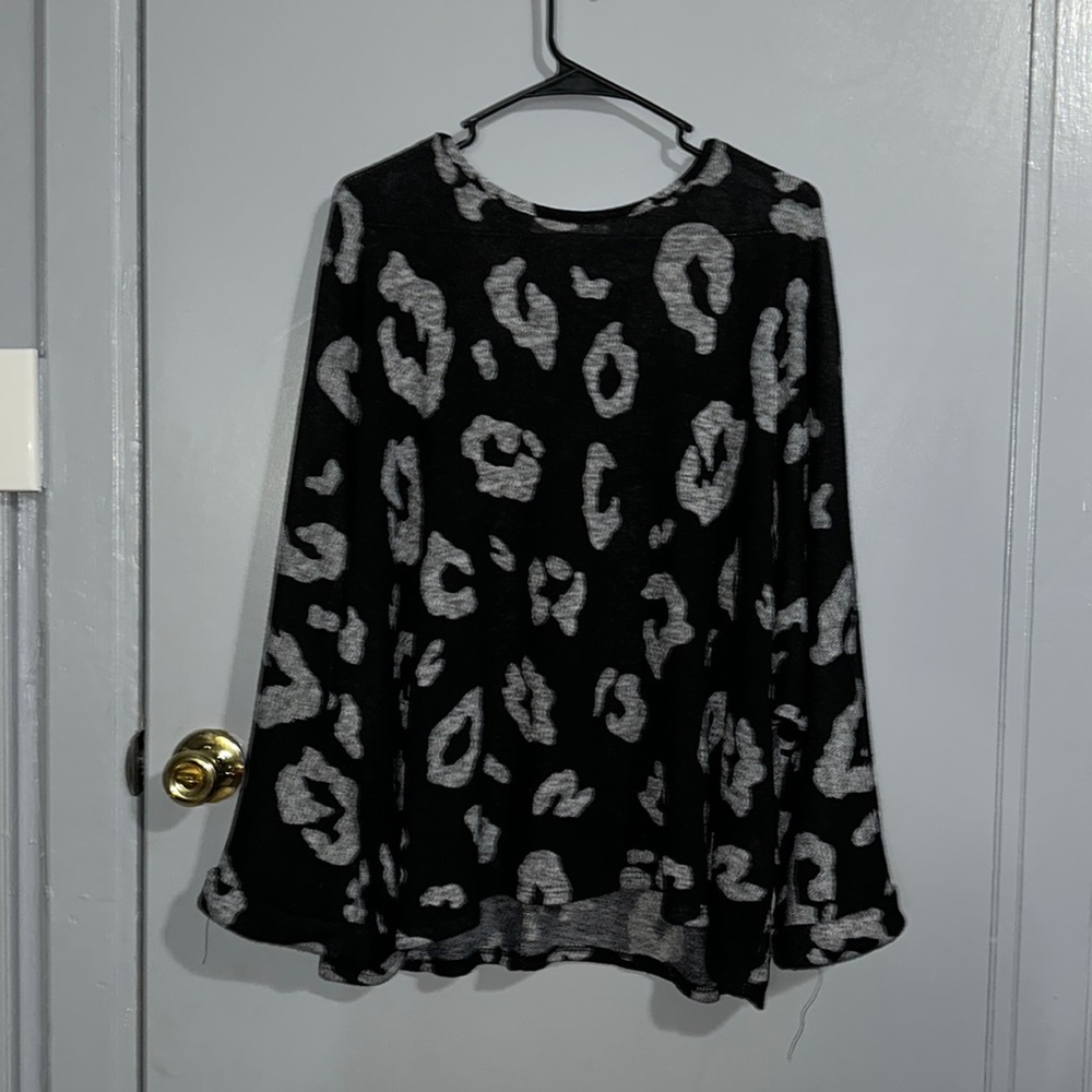 Black long sleeve cheetah print top